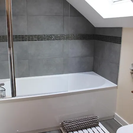No 1 The Paddock - Spacious With A Hot Tub *