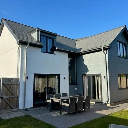 No 1 The Paddock - Spacious With A Hot Tub Bude