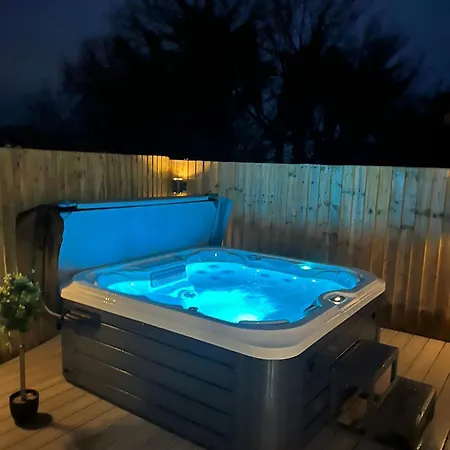 No 1 The Paddock - Spacious With A Hot Tub *
