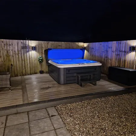 No 1 The Paddock - Spacious With A Hot Tub